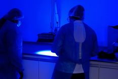 Los forenses trabajan en el cuarto oscuro para identificar manchas. Foto: Rodrigo DAngelo / MDZ