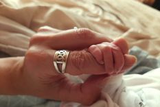 Juntos La mano de Laura y de uno de los niños que pasó por su hogar