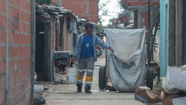 Un informe de la consultora Equilibra sostiene que la pobreza en Argentina sería bastante más alta de lo que reflejan las cifras oficiales.