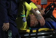 Neymar podría tener una grave lesión en su rodilla. Foto: EFE Neymar podría tener una grave lesión en su rodilla. Foto: EFE