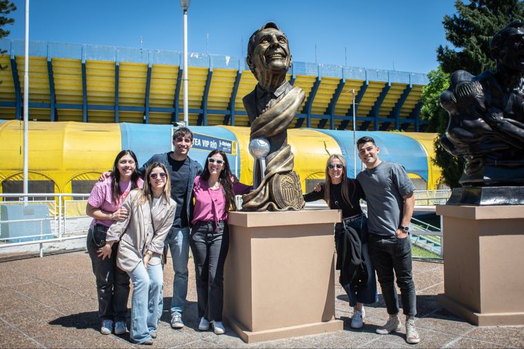 La familia de Russo estuvo presente en la inauguración del busto. La familia de Russo estuvo presente en la inauguración del busto.
