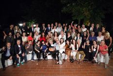 Cristina Kirchner rodeada de artistas y periodistas. Foto: Twitter Cristina Kirchner Cristina Kirchner rodeada de artistas y periodistas. Foto: Twitter Cristina Kirchner