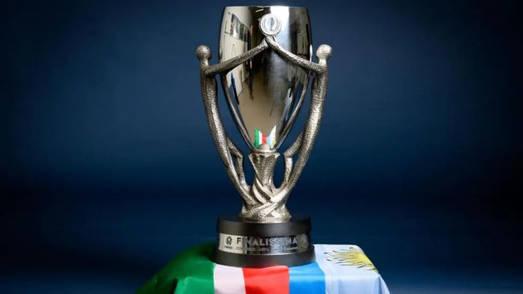 El trofeo de la Finalissima sobre las banderas de Italia y Argentina, previo a la edición de 2022.