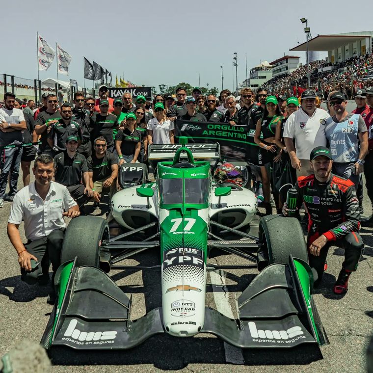 Ricardo Juncos y Agustín Canapino posan con el Indy. Foto: @AgustinCanapino