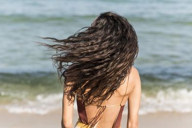 MDZol | front-view-beautiful-girl-beach