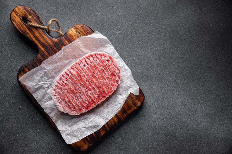 Con este truco casero podrás descongelar la carne en pocos minutos y sin usar el horno microondas Foto: Shutterstock