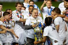 el loco festejo del leeds: goleada, descontrol y un record historico