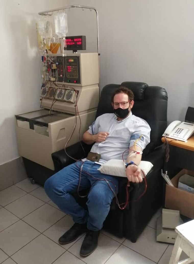 Ilardo en el hospital El Carmen, donando plasma. Foto: Twitter Lucas Ilardo