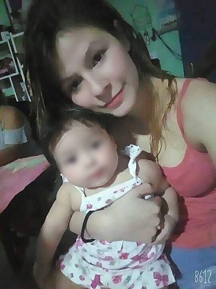 La joven de 18 años que estaba desaparecida fue encontrada sana y salva caminando junto a un hombre