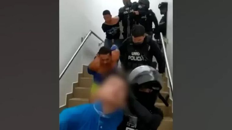 La detención de los miembros de la banda que tomó rehenes tras asaltar un hospital en Ecuador fue compartida en las redes sociales. Foto: POLICÍA ECUADOR