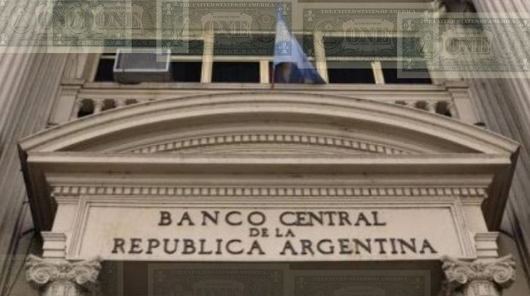 La autoridad monetaria aumenta restricciones para frenar la salida de divisas Foto: Archivo