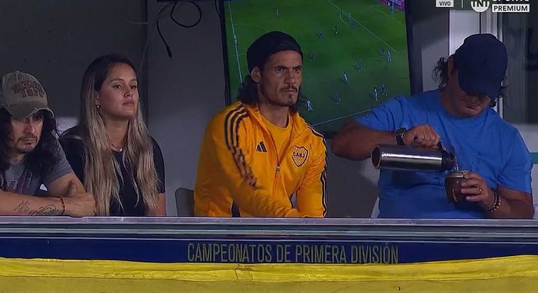 Cavani no pudo jugar contra Independiente Rivadavia y debió ver el partido desde la tribuna. Foto: Captura TNT Sports