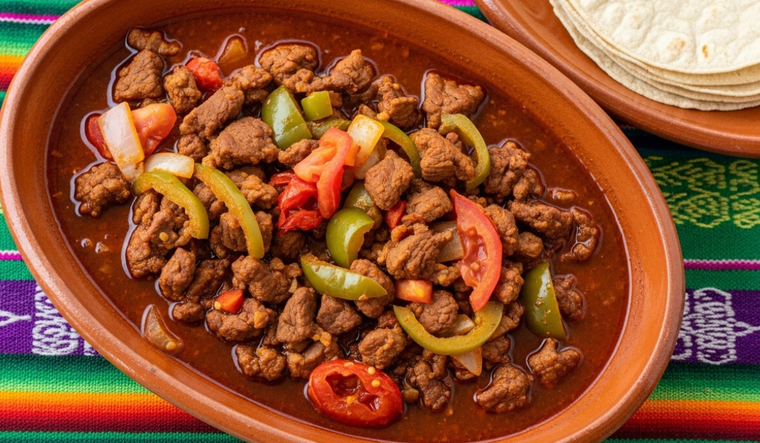 La receta originalmente se preparaba con cortes económicos de carne por su cocción rápida.