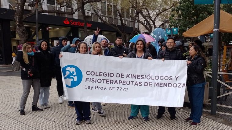 Kinesiólogos mendocinos se reunieron en el kilómetro cero este lunes por la mañana Foto: Gentileza Mitre.