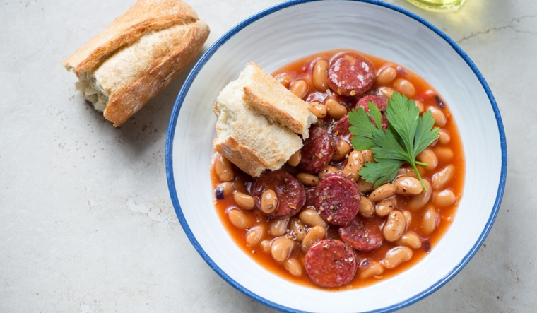 Prepara un guiso sustancioso de porotos con chorizo para todos Foto: Shutterstock