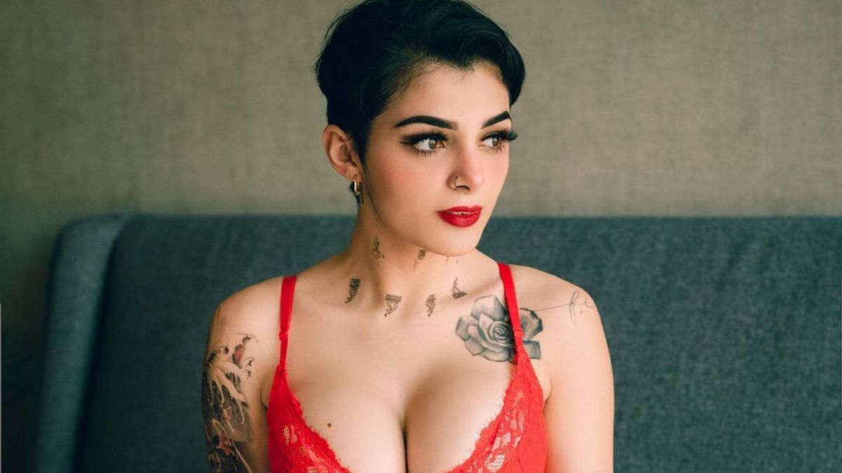 Desde el balcón, Karely Ruíz volvió a subir la temperatura en microbikini