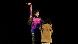 La exjugadora de hockey Luciana Aymar sostiene el fuego para encender la llama en la inauguración de los Juegos Suramericanos Santa Fe 2026.