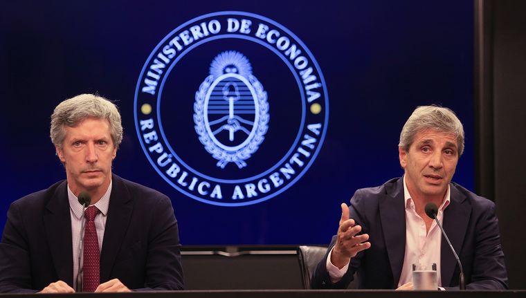Santiago Bausili, presidente del Banco Central, y el ministro de Economía Luis Caputo, tienen a cargo poner en caja los números de la Argentina. Foto: NA