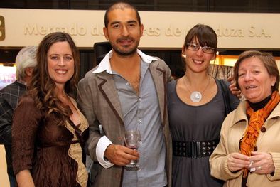 MDZol | Cecilia Romera, Carlos Escoriza, Claudina Gomensoro y Graciela Distéfano posan sonrientes en la inauguración de la muestra. Foto: Gentileza