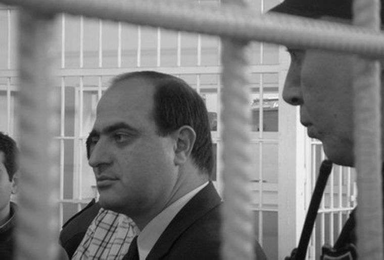 Adaro, preso de los problemas en la cárcel, intenta salir por arriba.