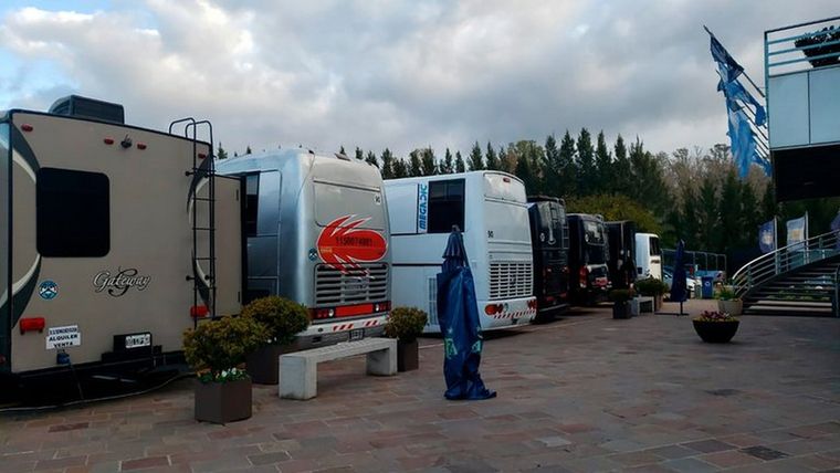 Los motorhomes instalados en Ezeiza Foto: AFA