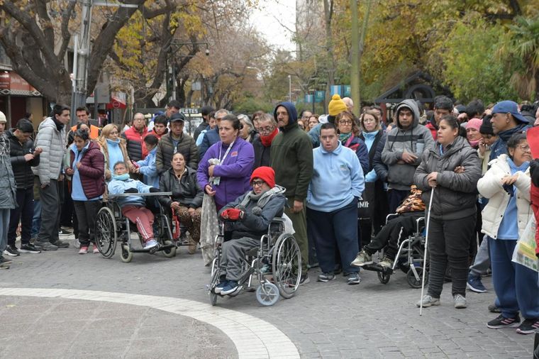 Concentración por la Ley de Emergencia en Discapacidad en Mendoza. Concentración por la Ley de Emergencia en Discapacidad en Mendoza.
