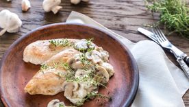 Pollo al champiñon Una receta sencilla y deliciosa para hacer en minutos. Foto: Shutterstock