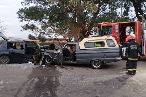 Luján de Cuyo: un grave choque frontal dejó tres adultos y un niño de 7 años con lesiones. Luján de Cuyo: un grave choque frontal dejó tres adultos y un niño de 7 años con lesiones.