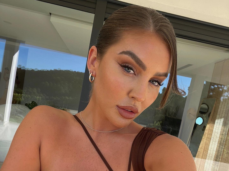 Emma Milton derrocha estilismo y sofisticación con las prendas que utiliza. Foto: Instagram @emmamilton