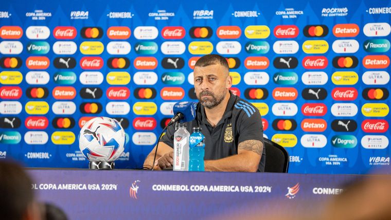 Walter Samuel se irá de la Selección argentina tras 8 años en el cuerpo técnico de Scaloni. Walter Samuel se irá de la Selección argentina tras 8 años en el cuerpo técnico de Scaloni.