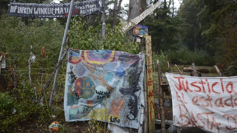 Carteles como territorio mapuche recuperado se leen en los asentamientos de Villa Mascardi. Foto: Diario Río Negro