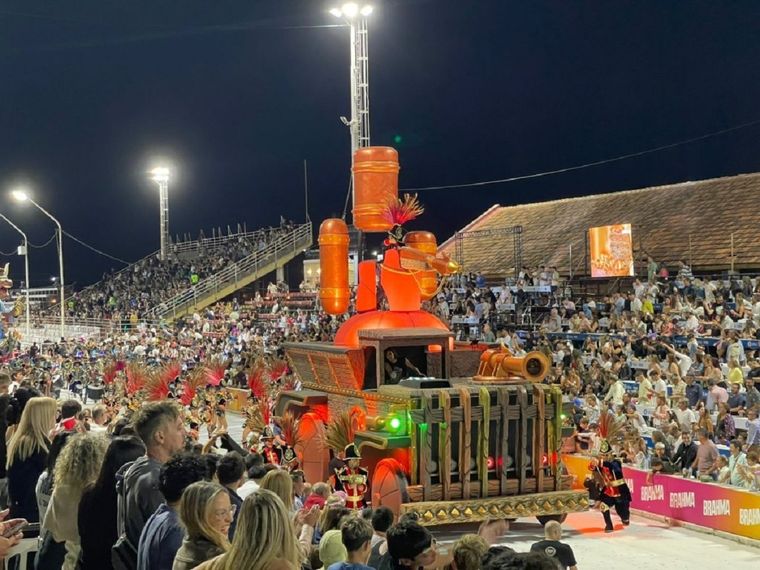 El colorido desfile en el corsódromo de Gualeguaychú, uno de los más grandes de Argentina.