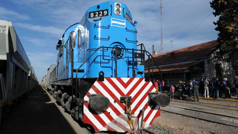 Alfredo Cornejo prometió trenes de cercanía en entre sus propuestas de campaña electoral.