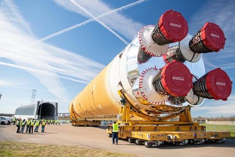 La primera etapa del cohete SLS salió de la fábrica en Nueva Orleans.