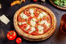 prepara pizza caprese en el dia mundial del vegetarianismo ¡receta facil y deliciosa!