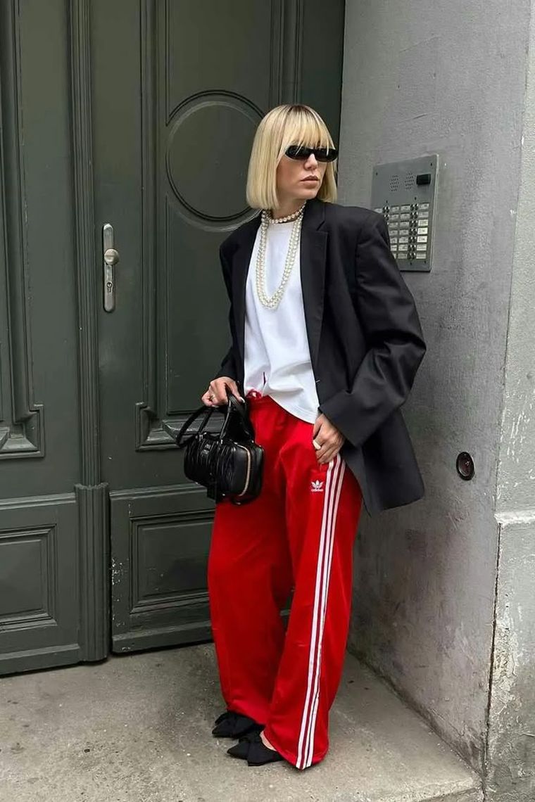 Accesorios, maquillaje y contrastes inteligentes para que tu outfit deportivo se vea sofisticado.