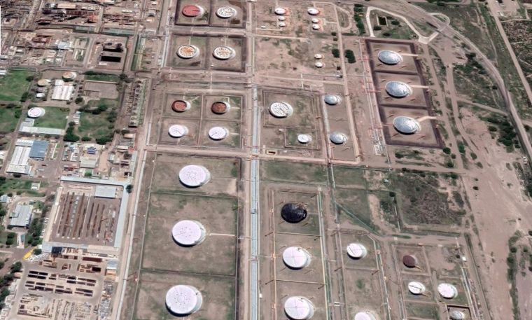 Tanques YPF Los tanques de almacenamiento de combustibles generaron la fuga de contaminantes hacia las napas.