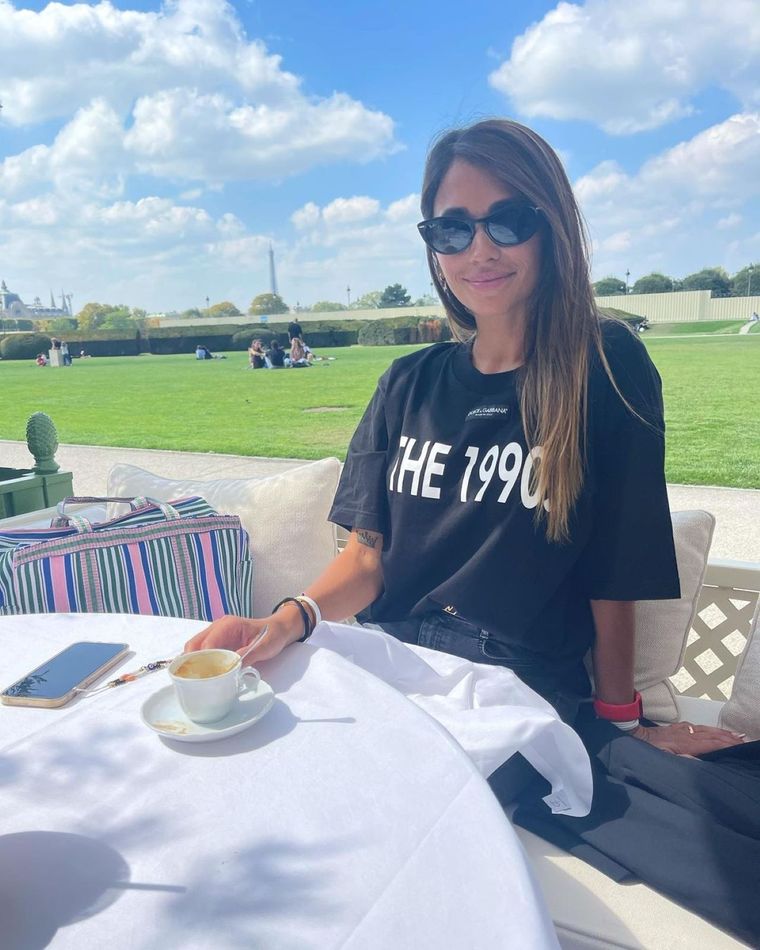 Antonela Roccuzzo posó con un look de Zara junto a su esposo, Lionel Messi Foto: Instagram
