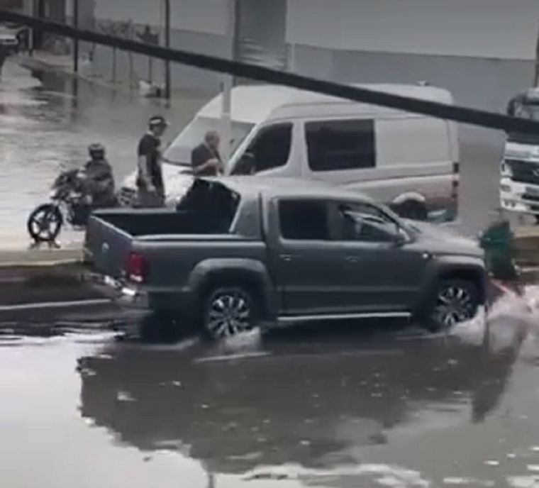 El vecino no dejaba circular al vehículo y fue atropellado Foto: Captura de video