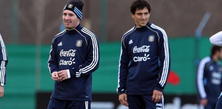 Messi y Burdisso, en épocas de Selección. publicada en Olé Foto: publicada en Olé