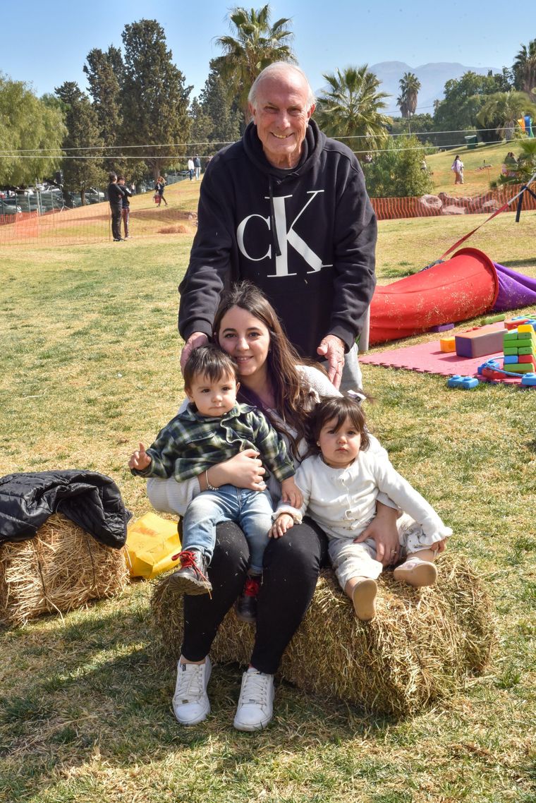 La familia Arienti pasó una hermosa tarde. La familia Arienti pasó una hermosa tarde.