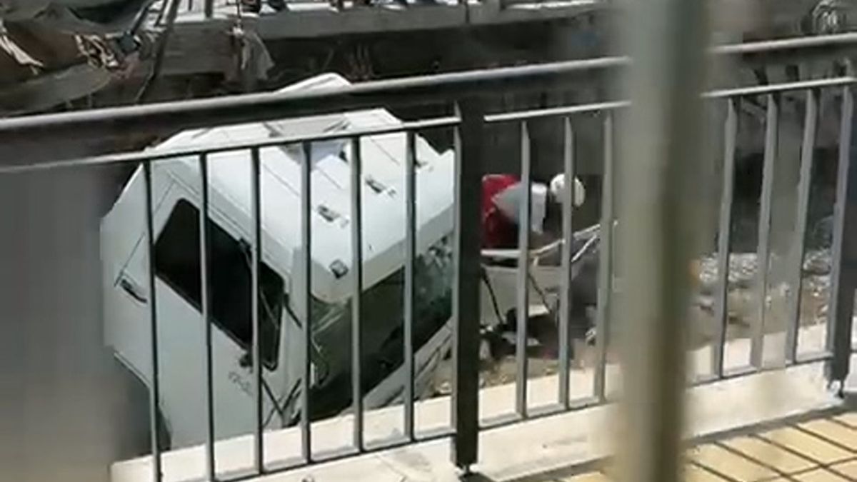 Impactante accidente: un camión cayó al zanjón Frías
