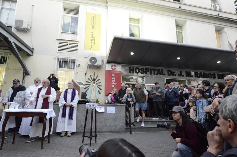 Este jueves se celebró una misa en la puerta del Hospital Ramos Mejía para pedir especialmente por la salud de Pablo Grillo. Foto: Juan Mateo Aberastain / MDZ