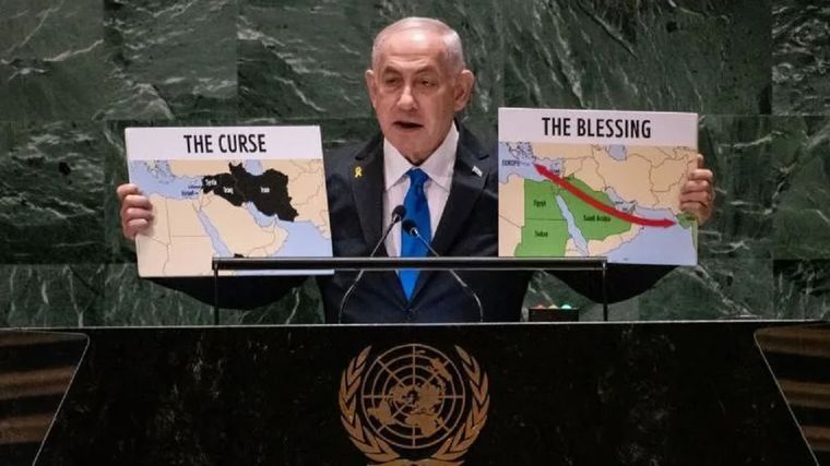 El primer ministro israelí, Benjamin Netanyahu, muestra dos mapas ante la Asamblea General de la ONU en la que no aparecen los territorios palestinos. Foto: BBC