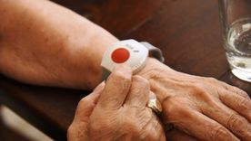 El botón de pánico para adultos mayores está conectado al Centro de Monitoreo municipal y permite dar aviso inmediato ante una emergencia. El botón de pánico para adultos mayores está conectado al Centro de Monitoreo municipal y permite dar aviso inmediato ante una emergencia.