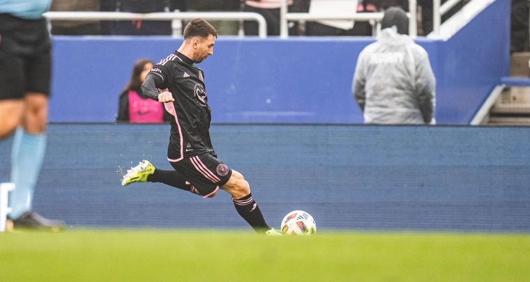 Lionel Messi y su remate ante Dallas. Casi anota un gol olímpico. Foto: @InterMiamiCF