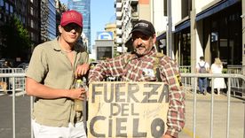 Los primeros militantes libertarios aguardan en las inmediaciones del Hotel Libertador. Los primeros militantes libertarios aguardan en las inmediaciones del Hotel Libertador.