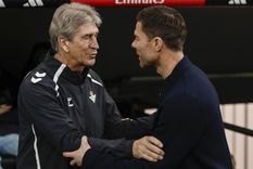 El chileno Manuel Pellegrini se saluda afectuosamente con Xabi Alonso en el Real Madrid vs Betis del 4 de enero pasado en el estadio Santiago Bernabéu.&nbsp;