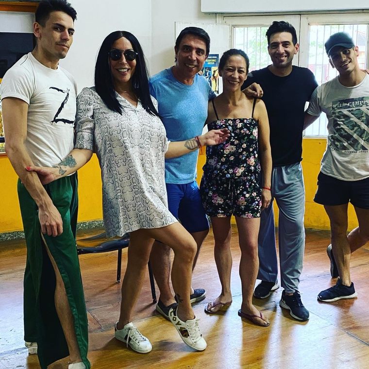 Ana Laura junto a parte del equipo de la vendimia sancarlina, en uno de los ensayos.