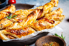 Crocantes en minutos: receta de palitos de masa hojaldrada rellenos de queso.